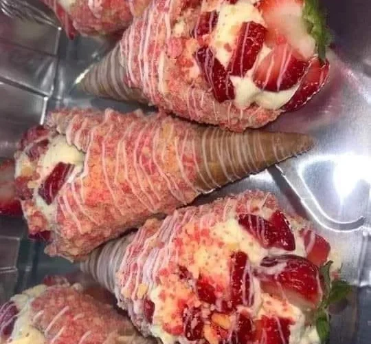 STRAWBERRY CRUNCH CHEESECAKE CONES